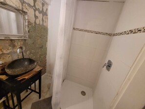 Dusche, Haartrockner, Handtücher, Toilettenpapier