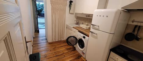 Frigorífic, forn, placa de cuina i cafetera i tetera