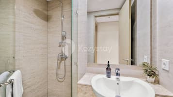 Appartement, 1 slaapkamer, uitzicht op oceaan | Badkamer | Een douche, gratis toiletartikelen, een haardroger, een bidet