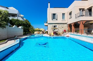 Εποχική εξωτερική πισίνα, ομπρέλες πισίνας, ξαπλώστρες