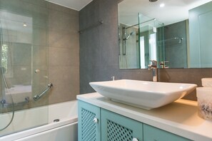 Villa Deluxe, vista al mar | Baño | Tina y regadera independientes y tina de hidromasaje