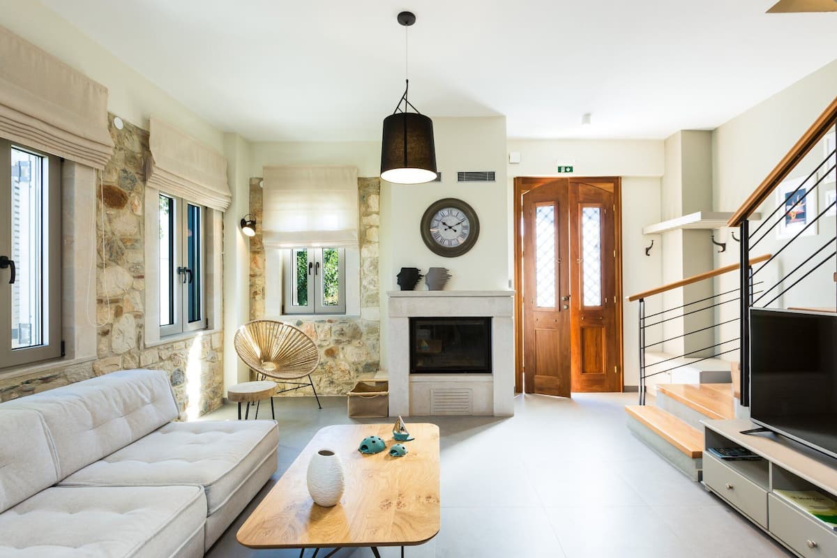 Villa Deluxe - havsutsikt | Vardagsrum | 43-tums platt-tv med satellitkanaler och eldstad