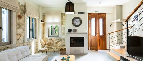 Villa Deluxe, vue mer | Coin séjour | Télévision à écran plat de 43 pouces avec chaînes par satellite