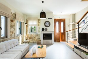 Villa Deluxe - havsutsikt | Vardagsrum | 43-tums platt-tv med satellitkanaler och eldstad