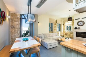 Deluxe Βίλα, Θέα στη Θάλασσα | Περιοχή καθιστικού | Τηλεόραση με επίπεδη οθόνη 43 ιντσών με δορυφορικά κανάλια, τζάκι