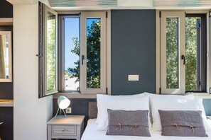 Villa Deluxe - havsutsikt | Värdeförvaringsskåp på rummet, individuell inredning och unika möbler