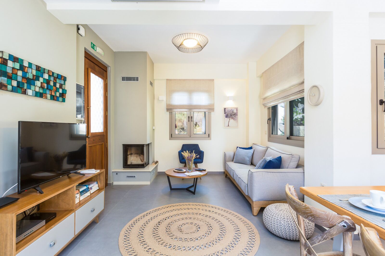 Villa Deluxe - havsutsikt | Vardagsrum | 43-tums platt-tv med satellitkanaler och eldstad