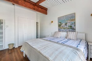 Desk, WiFi, bed sheets