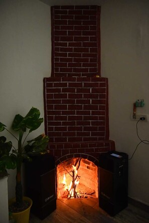 Fireplace - Sanskriti Homestay & Cottage (Dhari)