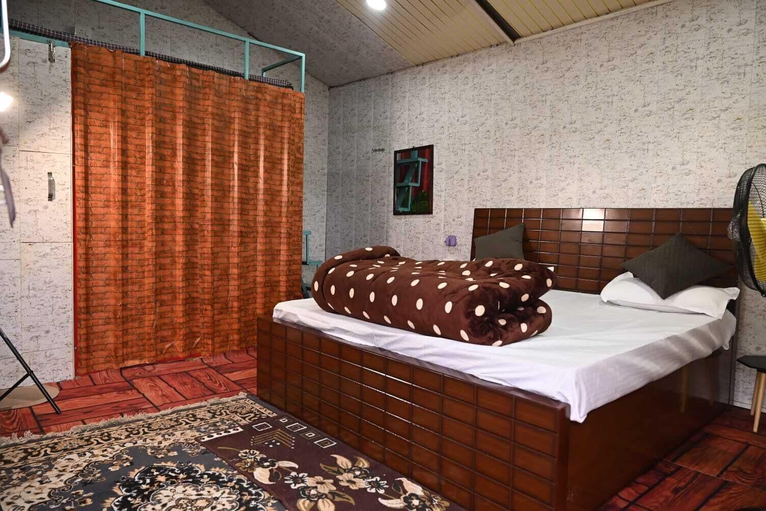 Rollaway beds, free WiFi, bed sheets