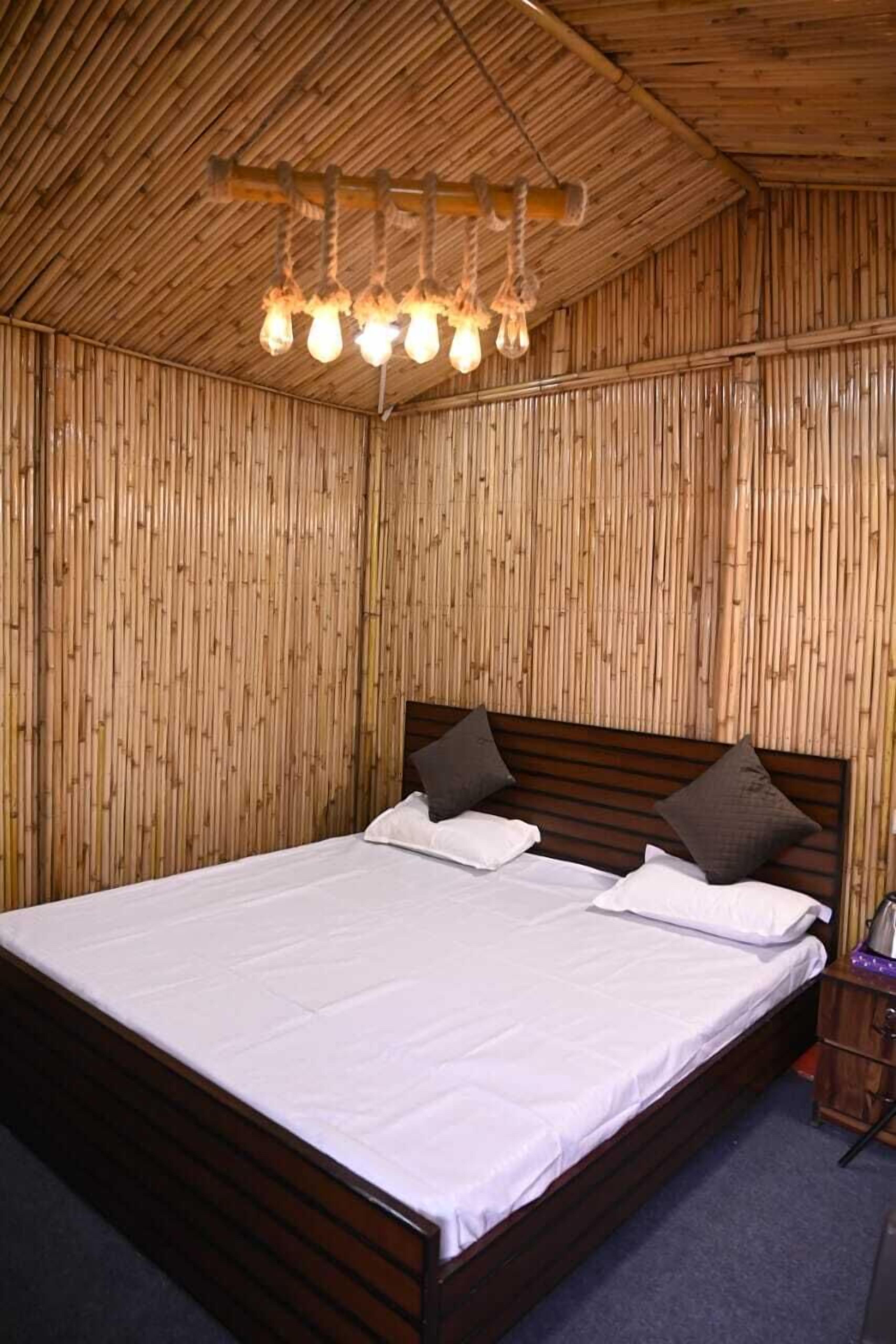 Cottage | Rollaway beds, free WiFi, bed sheets