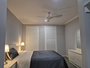 4 bedrooms, iron/ironing board, internet, bed sheets