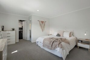 4 Schlafzimmer, Bügeleisen/Bügelbrett, kostenloses WLAN