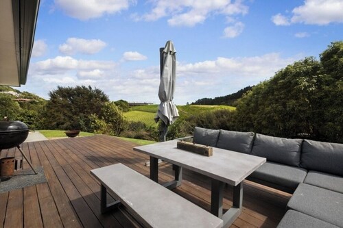 Modern coastal bach – 2 min beach, 7 min boat ramp | Family & fisher-friendly