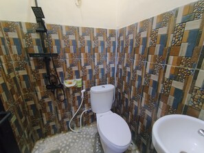 Kahden hengen deluxe-huone | Kylpyhuone | Suihku