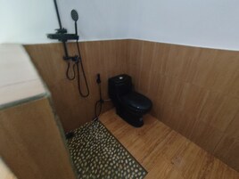 Quarto casal standard | Banheiro | Chuveiro, toalhas de banho, sabonete, papel higiênico