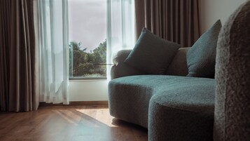 Egyptian cotton sheets, premium bedding, in-room safe, laptop workspace