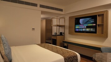 Egyptian cotton sheets, premium bedding, in-room safe, laptop workspace