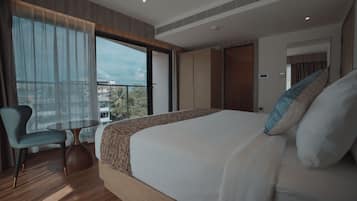 Egyptian cotton sheets, premium bedding, in-room safe, laptop workspace