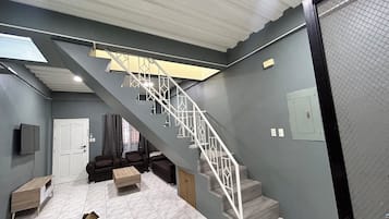 Appartement, 2 slaapkamers, roken, balkon | Woonkamer | Een flatscreentelevisie