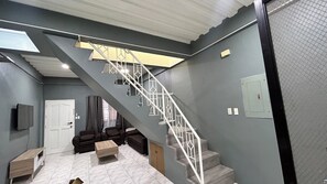 Appartement, 2 chambres, fumeur, balcon | Salle de séjour | Téléviseur à écran plat