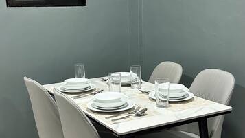 Apartment, 2 Bedrooms, Smoking, Balcony | Dining room
