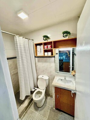 Departamento, 2 habitaciones, para fumadores, balcón | Baño | Batas y papel de baño