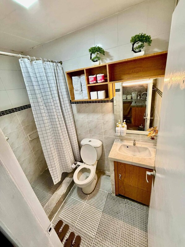 Departamento, 2 habitaciones, para fumadores, balcón | Baño | Batas y papel de baño