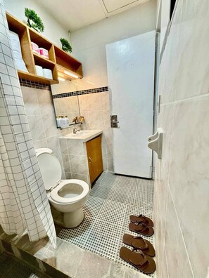 Departamento, 2 habitaciones, para fumadores, balcón | Baño | Batas y papel de baño