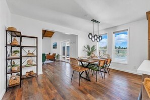 Room - NEW Mountain View Retreat w/ Swim Spa & Mini Golf (Washoe County)