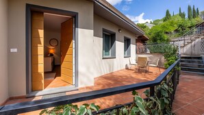 Un edificio moderno con un patio, una escalera y vistas del paisaje circundante.