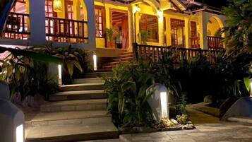 Vista frontal de la propiedad