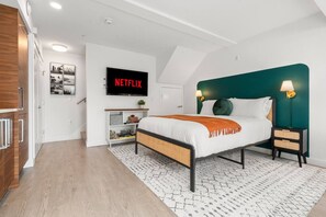 Desk, iron/ironing board, WiFi, bed sheets - Chic & Cozy Studio w/ Patio| Fast WiFi| Nespresso (North Vancouver)