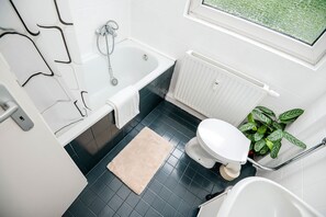 Dusche, Haartrockner, Handtücher