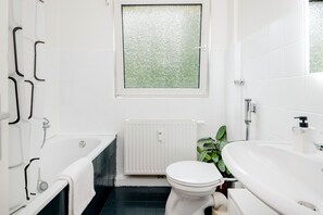 Shower, hair dryer, towels - Green Apartment for 4 | Food | Wifi (Essen)