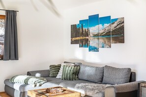 TV - Apartment 'Luisa' with Mountain View, Private Terrace and Wi-Fi (Scharnitz)