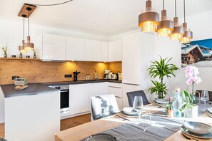 Réfrigérateur, un four, surface de cuisson, lave-vaisselle