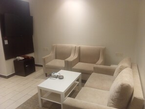 Family Studio Suite | Living room