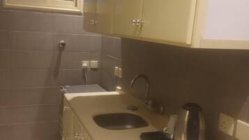 Economy Double Room | Private kitchen | Mini-fridge, microwave, oven