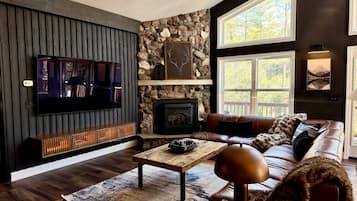 Televisión y chimenea