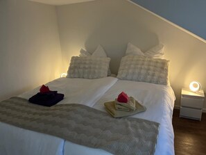 1 bedroom, desk, WiFi, bed sheets