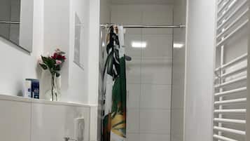 Dusche, kostenlose Toilettenartikel, Haartrockner, Handtücher