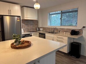 Een magnetron, een oven, een kookplaat, een vaatwasser