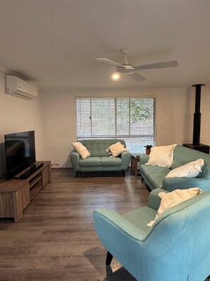 Een televisie en een open haard