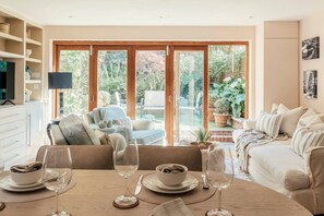 TV - Beautiful Ground Floor Apartment + Private Garden (Greater London)