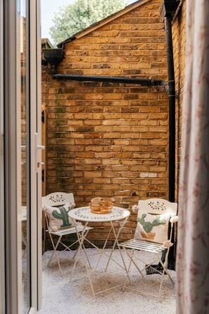 Interior - Beautiful Ground Floor Apartment + Private Garden (Greater London)
