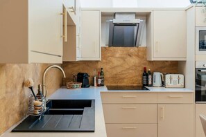 雪櫃、微波爐、焗爐、爐具