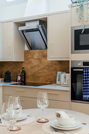 Kjøleskap, mikrobølgeovn, ovn og kokeplater