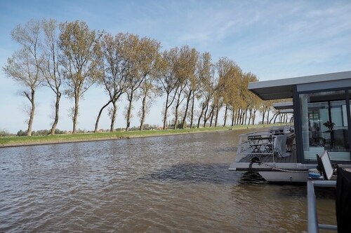Tiny Griffin houseboat, relaxing on the water