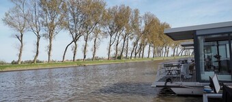 Tiny Griffin houseboat, relaxing on the water